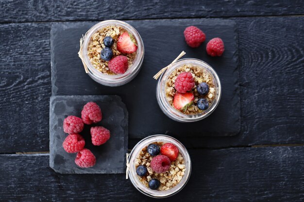 Yogurt con semillas de chia y bayas en vasos