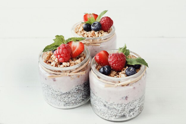 Yogurt con semillas de chia y bayas en vasos