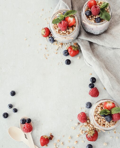 Yogurt con semillas de chia y bayas en vasos