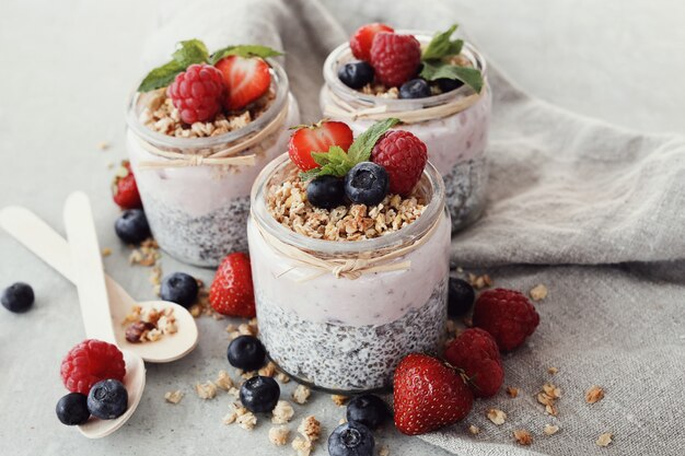 Yogurt con semillas de chia y bayas en vasos