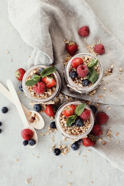 Yogurt con semillas de chia y bayas en vasos