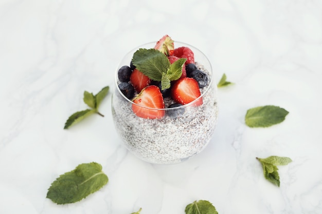 Yogurt con semillas de chia y bayas en vidrio