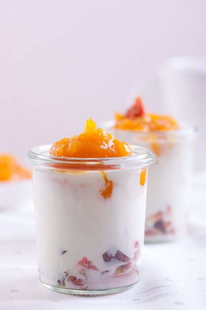 Yogurt con trozos de fruta de cerca