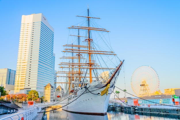 YOKOHAMA, JAPÓN - 24 de noviembre: Nippon Maru Barco en Yokohama, Ja