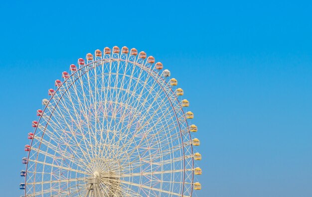 Yokohama, Japón - Noviembre 24,2015: Rueda de Ferris en el mundo cosmo