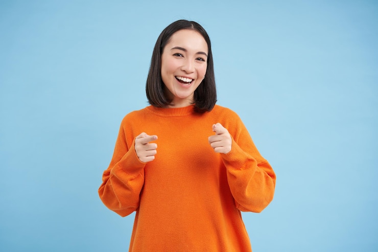 Photo Gratis you got this good job enthusiastic korean woman points at camera with finger pistols and smiles enco