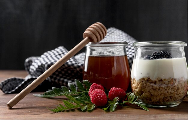 Yougurt con granola y frutas en la mesa