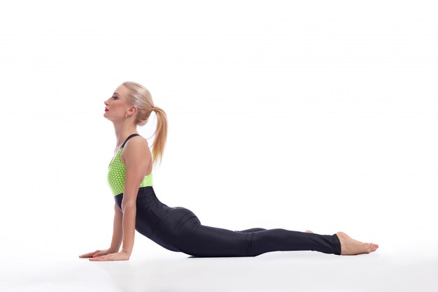 Young Fit mujer practicando yoga estirando la espalda