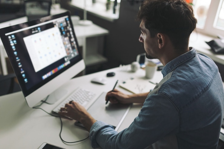 Photo Gratis young graphic designer working in office
