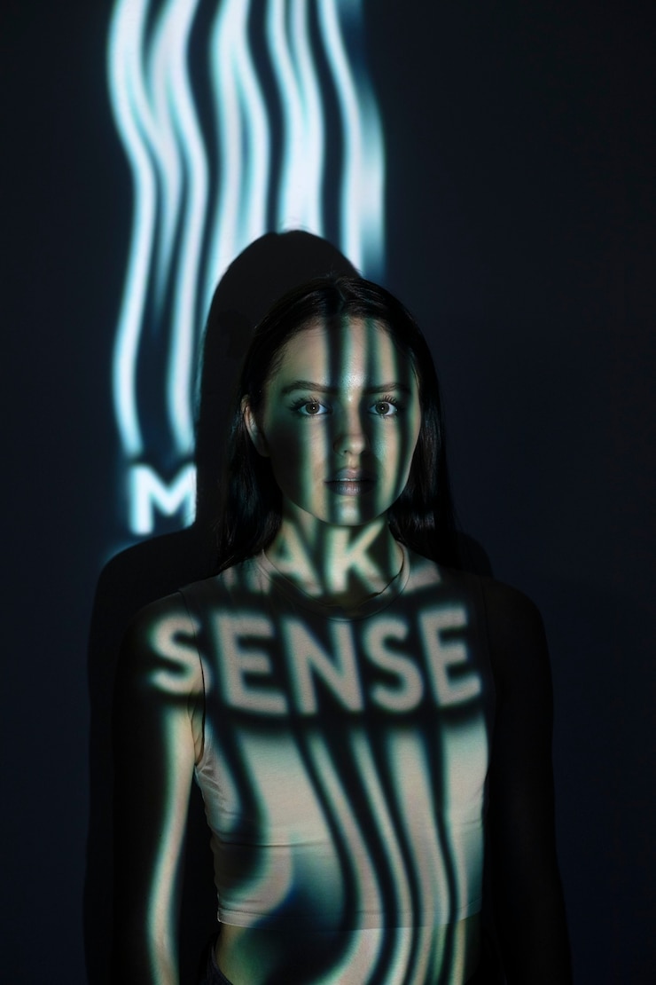 Photo Gratis young woman shooting with projector front view