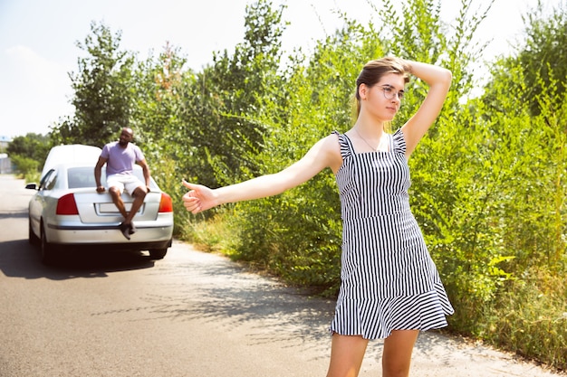 Foto gratuita youngcouple viajando en el coche en un día soleado