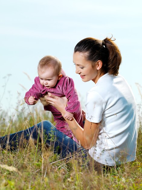 Youngl mather con beby al aire libre