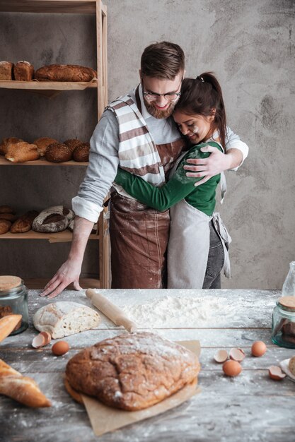 Younh pareja abrazándose en la cocina