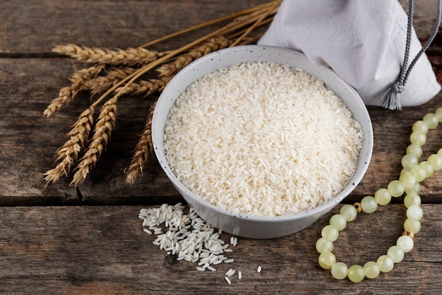 Foto gratuita zakat bodegón con arroz y granos alto ángulo