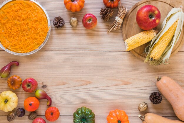 Zanahoria en plato entre diferentes verduras.