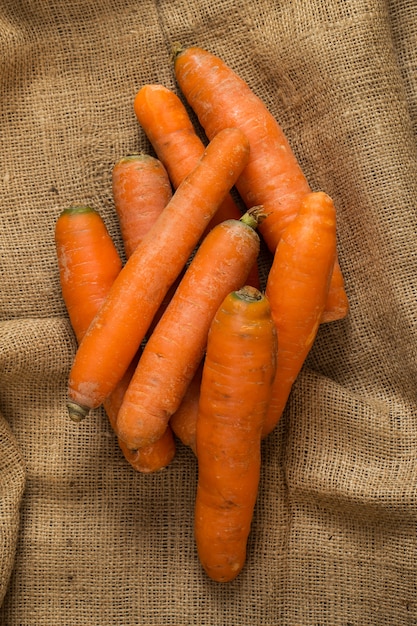 Foto gratuita zanahorias en manta