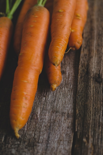 Foto gratuita zanahorias en la mesa