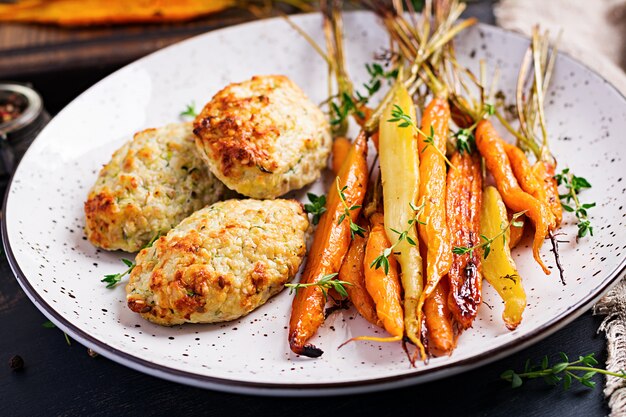 Zanahorias orgánicas al horno con tomillo y chuleta de pollo con calabacín