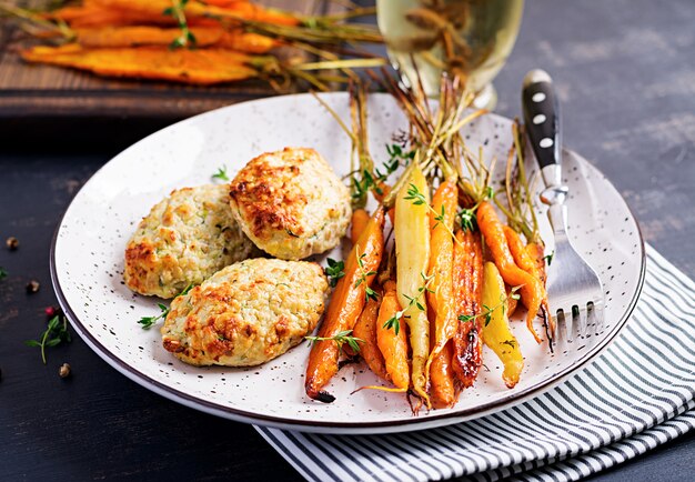 Zanahorias orgánicas al horno con tomillo y chuleta de pollo con calabacín