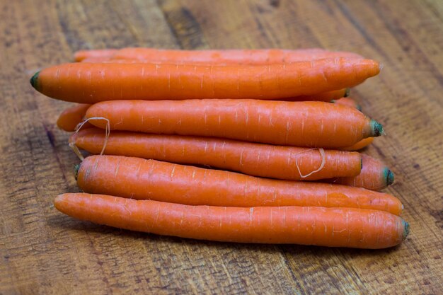 Zanahorias orgánicas frescas sobre un fondo de madera