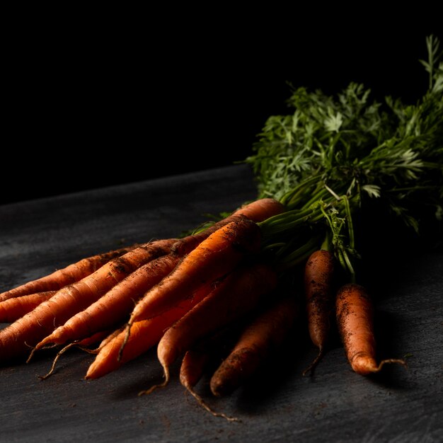 Zanahorias de primer plano en la mesa