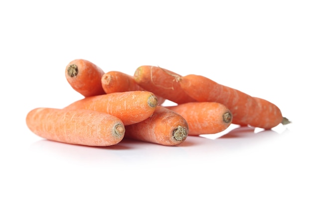 Zanahorias sobre una superficie blanca