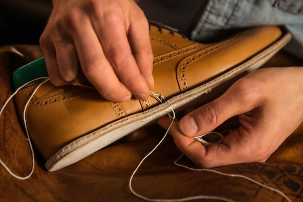 Zapatero en taller haciendo zapatos