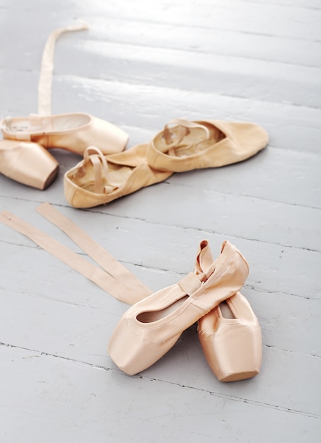 Las zapatillas de ballet yacían solas en el piso