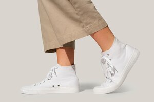Foto gratuita zapatillas básicas blancas unisex streetwear fashion shoot