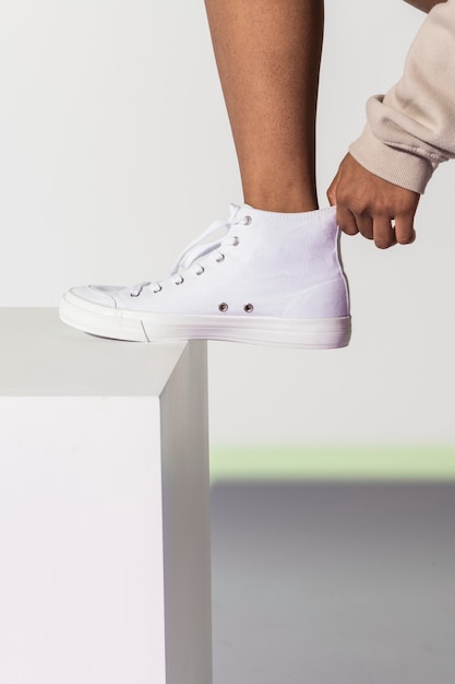 Foto gratuita zapatillas blancas unisex con espacio de diseño