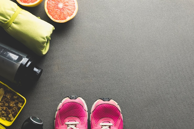 Zapatillas cerca de comida saludable