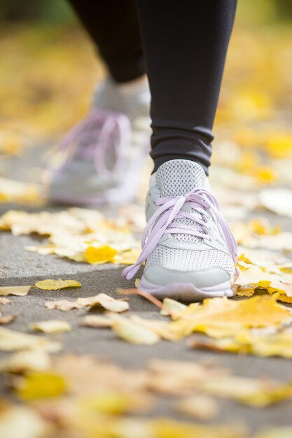 Zapatillas de deporte femeninas en el pavimento en una posición inicial