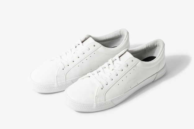 Foto gratuita zapatillas de lona blancas calzado unisex moda