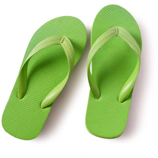 Zapatillas de playa Flip Flop verdes aisladas sobre fondo blanco