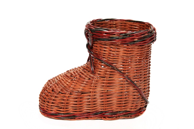 Foto gratuito zapato de cesta tejida decoración navideña aislado en blanco