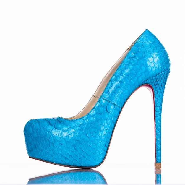 Zapato de tacón de mujer de moda aislado sobre fondo blanco. Zapato de tacones altos mujer azul hermoso. Lujo.