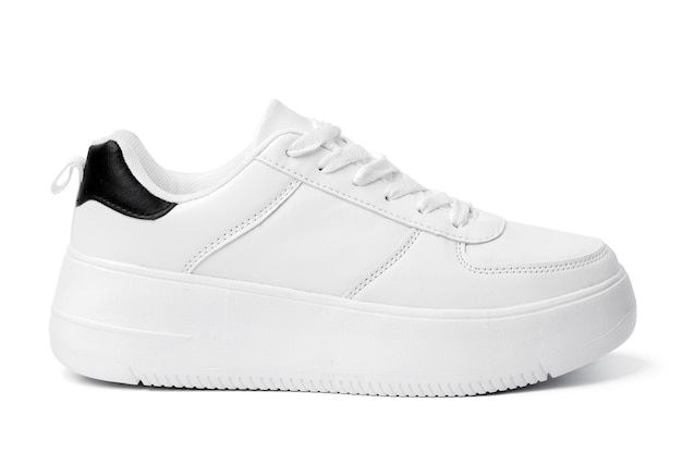 Un zapato de la zapatilla de deporte blanco aislado en blanco