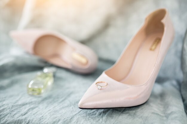 Zapatos y anillos de boda