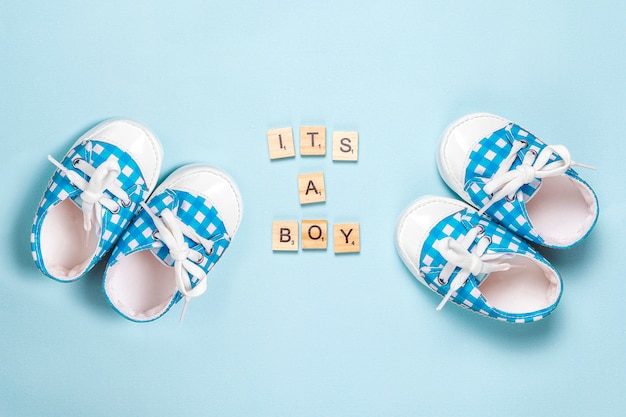 Zapatos de bebé con letras "It's a boy"