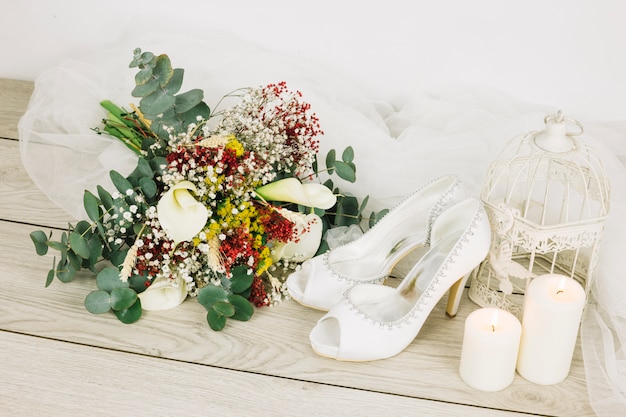 Foto gratuita zapatos de boda con flores