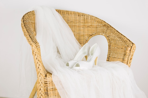 Zapatos de boda en un sillón