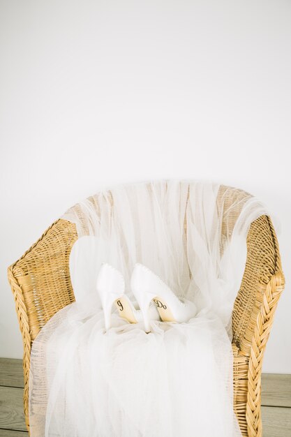Zapatos de boda en un sillón