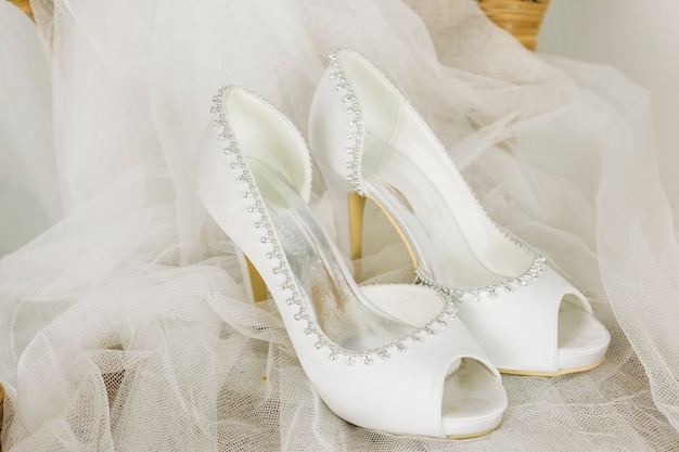Zapatos de boda con un velo