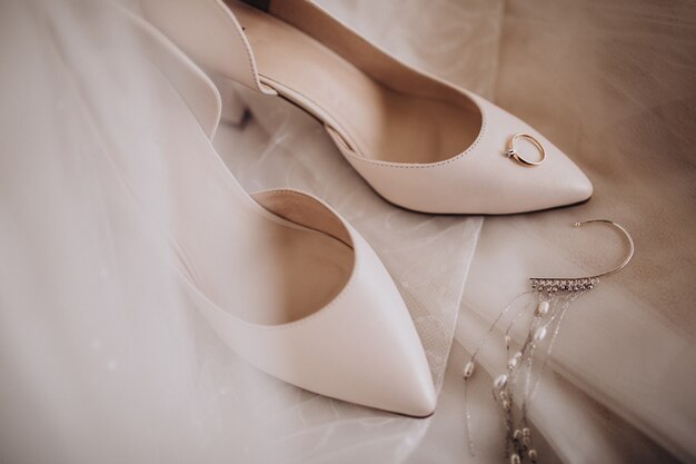 Zapatos brise con anillos de boda