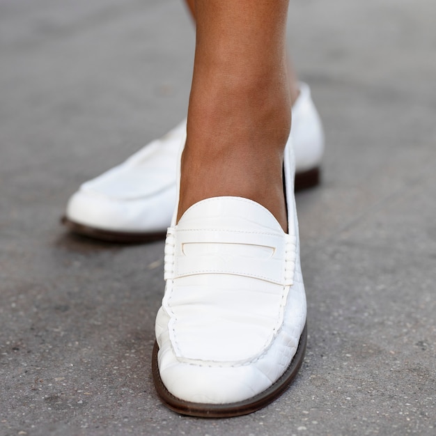 Zapatos mocasines de piel blancos moda mujer