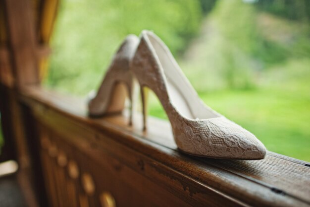 Zapatos de novia de boda textil en el balcón