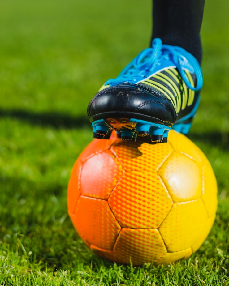 Foto gratuito zapatos y pelota de fútbol