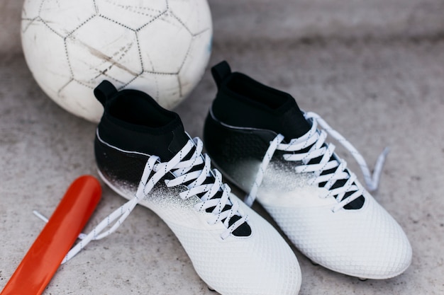 Zapatos y pelota de fútbol