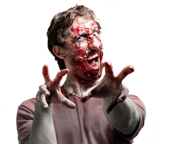 Zombie con las manos ensangrentadas