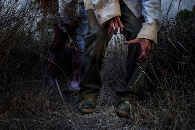 Foto gratuita zombie masculino espeluznante al aire libre